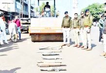 पुलिस ने साउंड वाले साइलेंसर पर चलवाया रोड रोलर, चालान भी काटे गए