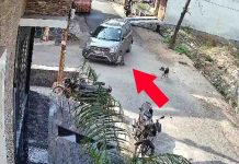 रिटायर्ड पुलिसकर्मी द्वारा कार से कुत्ते को कुचल कर मारने का सीसीटीवी फुटेज वायरल