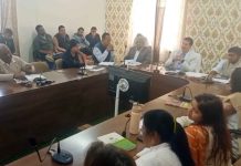 देवास कलेक्टर ने लंबित शिकायतों और पत्रों के निराकरण के लिए आयोजित की बैठक