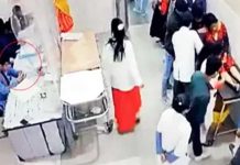 अस्पताल में डॉक्टर रील्स देखने में मशगूल, 60 वर्षीय महिला की हार्ट अटैक से मौत, बेटे को मारा थप्पड़