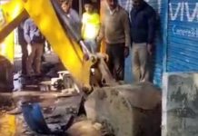 देवास के एमजी रोड पर नाले से अतिक्रमण हटाने पर व्यापारियों का विरोध