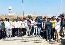 सड़क के लिए खेती की जमीन लेने आये अधिकारियो को किसानो ने खदेड़ा, मचा बवाल