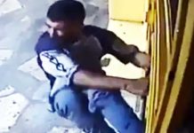 चोरी करने घर में घुस रहे चोर के मुंह पर मालिक ने दे मारा जोर से हथौड़ा, फिर हुआ ये…