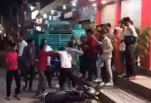 फल विक्रेताओं की गुंडागर्दी! श्रद्धालुओं पर लाठी-डंडों से हमला, वीडियो वायरल