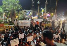 इंदौर में छात्रों का हंगामा, डीन के इस्तीफे की मांग को लेकर देर रात तक धरना