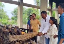 शिर्डी से लौटते वक्त स्टेशन पर यात्री की मौत, बेटी ने रोते हुए दी मुखाग्नि