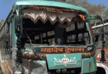 भोपाल में बस ने बाइक सवार दंपती को मारी टक्कर: झाड़ियों में गिरे पति-पत्नी, दोनों की मौत