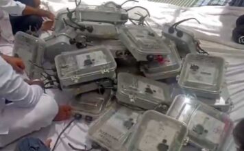 Smart Electricity Meter Dispute: घरों से उखाड़कर सड़क पर रखे स्मार्ट मीटर, लोग हिरासत में