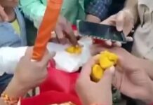 स्वतंत्रता दिवस पर बच्चों में बांटे लड्डू, अंदर मिले कीड़े; मचा हड़कंप